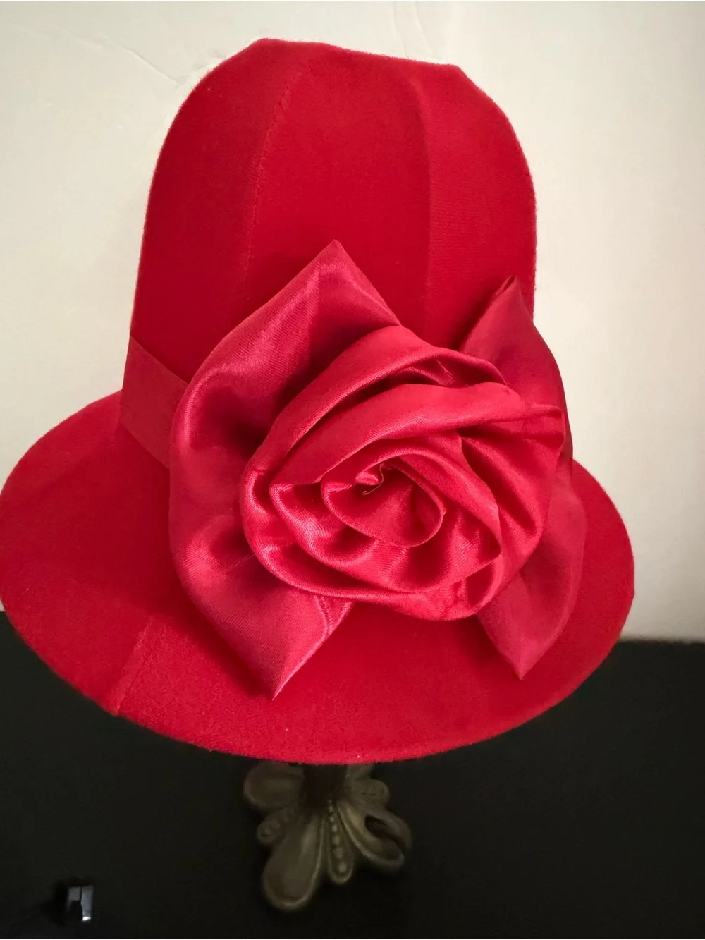 Red Hat Velvet Lamp with Rose Accent H-16,5”